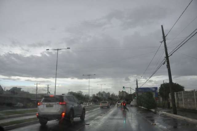 C&eacute;u assusta, mas chuva passa r&aacute;pido e causa poucos transtornos na capital