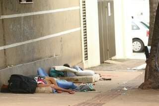 Moradores de rua dormem nos arredores da igreja (Foto: André Bittar)