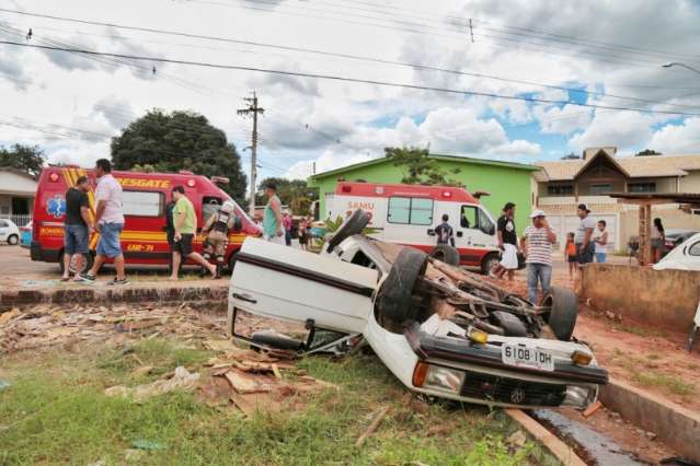 Motorista embriagado causa acidente e grávida fica presa nas ferragens