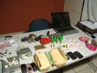 Drogas, armas e outros materiais, como um notebook e celulares, foram apreendidos pela PM no local (Foto: Divulgação)