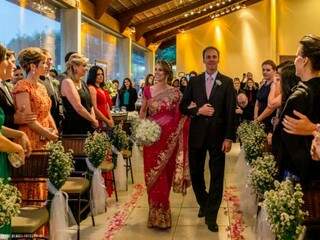 Thaís cruzou corredor até o altar de sari rosa, chamando ainda mais a atenção dos convidados. (Foto: Pedro Wendel)