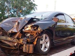 O carro de passeio teve vários danos. (Foto: Mario Paião)