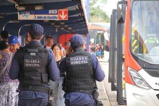 Presença da guarda traz segurança para quem trabalha e passa pelos terminais (Foto: Marcos Ermínio)