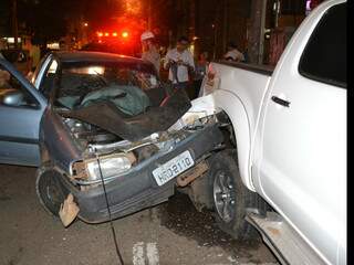 Condutora do Gol chegou a ficar presa dentro do carro, mas não sofreu lesões graves (Foto: Simão Nogueira)