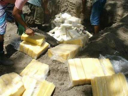 Pol&iacute;cia descobre 4 toneladas de queijo enterrados em lix&atilde;o e investiga origem