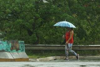 Fenômeno não deve ter passagem rápida e sul-mato-grossense deve ficar com o guarda-chuvas em mãos até sábado (Foto: André Bittar/ Arquivo)