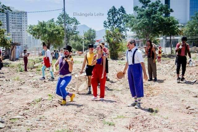 Em meio ao caos, palha&ccedil;o de Campo Grande faz interven&ccedil;&atilde;o em comunidade do Rio 