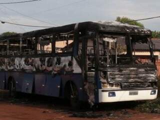 Ônibus incendiado durante a madrugada durante ação de criminosos. (Foto: Marcos Ermínio)
