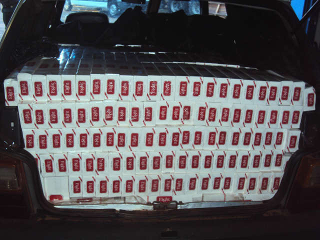  Ao avistar bloqueio, condutor deixa carro com 750 pacotes de cigarro
