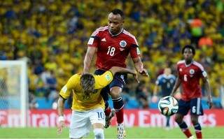 Neymar levou uma joelhada na região lombar e quebrou uma vértebra. O tempo de recuperação será de aproximadamente 45 dias.  (Foto: Getty Images / Fifa)
