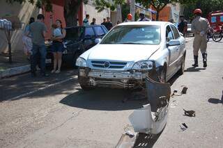 Astra ficou com a frente danificada. Motorista e o filho de um ano e três meses saíram ilesos. (Foto: Simão Nogueira)