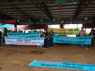 Educadores da rede municipal de ensino protestam na prefeitura (Foto: Gracindo Ramos/Divulgação)