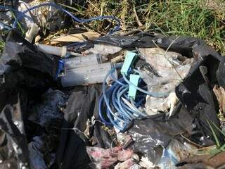 Fraldas usadas, seringas e garrotes são apenas alguns dos resíduos abandonados no Veraneio. (Foto: Alcides Neto)