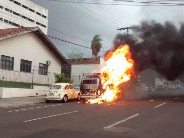 Kombi pega fogo no Centro de Campo Grande