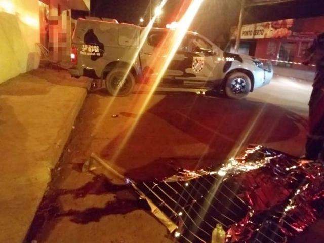 Homem &eacute; perseguido em rua e assassinado a golpes de faca 