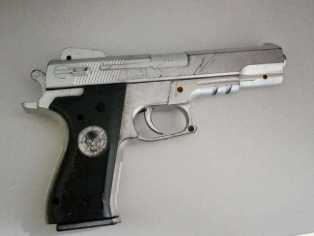 Estudante de 15 anos &eacute; aprendido com pistola falsa dentro de escola em MS
