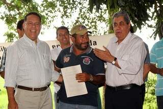 O governador André Puccinelli entregou 60 escrituras aos agricultores da Associação Santa Amélia (Rachid Waqued)