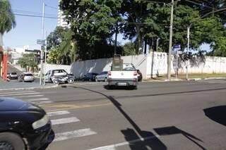 Cruzamento da Ceará com Piratininga ganhou semáforo, mas conversão proibida continua. (Foto: Cleber Gellio)