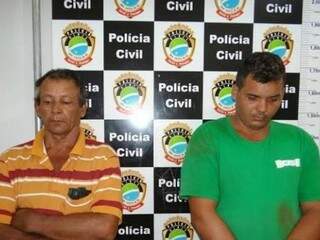 Junio, de camisa verde, foi preso junto com o pai em dezembro do ano passado acusado de assassinar um jovem de 23 anos.  (Foto: Osvaldo Duarte/ Arquivo)