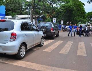 Carro estacionado em cima da faixa de pedestre em frente à escola em Dourados (Foto: Eliel Oliveira)