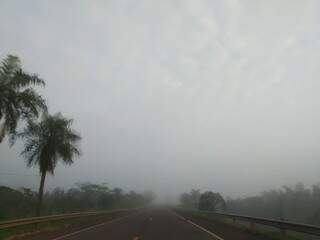 A visibilidade estava bem baixa, por volta das 6h40, na BR-376, entre Fátima do Sul e Dourados (Foto: MS News)