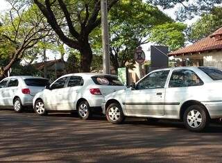 Carros estacionados em local proibido na Rua Aquidauana (Foto: Direto das Ruas)