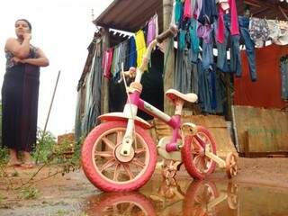 A dona de casa Daiane Campos contou que seu barraco acaba sempre inundado quando chove (Foto: Kleber Clajus)