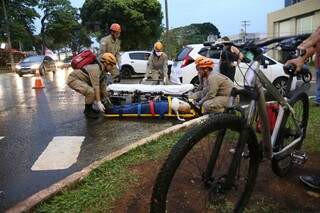 Ciclista sendo socorrido após colisão com carro em cruzamento da Avenida Afonso Pena (Foto: Paulo Francis)