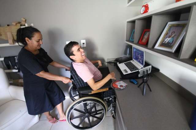 Com paralisia cerebral, Caio vira youtuber e ensina a superar obst&aacute;culos