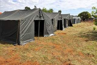 Tendas foram cedidas pelo Exército e devem abrigar família em situação de vulnerabilidade (Foto: Mário Bueno/PMCG)
