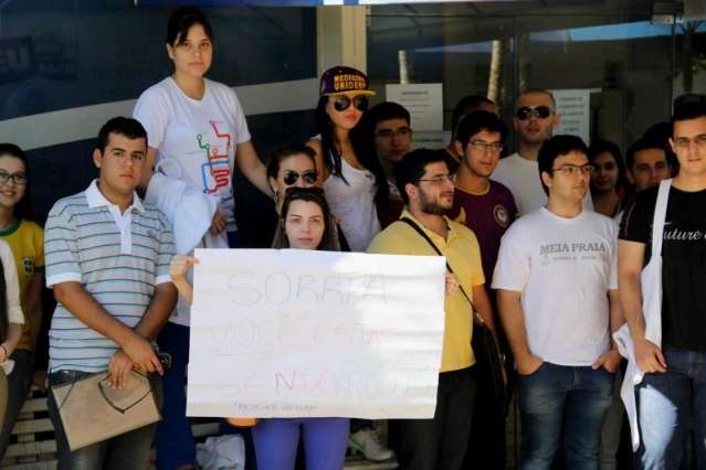 Reitora fala com alunos e promete explica&ccedil;&otilde;es sobre reajuste em 10 dias 