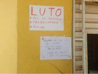 Na ocasião, familiares fixaram cartazes na conveniência com a palavra luto e várias frases como demonstração de revolta (Foto: Taynara Menezes)