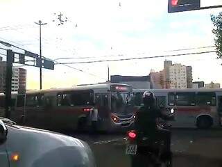 Colis&atilde;o envolvendo &ocirc;nibus tumultua tr&acirc;nsito na avenida Mato Grosso logo cedo