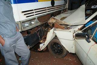 Vítimas estavam no Corcel que colidiu de frente com ônibus  (Foto: Ivinotícias)