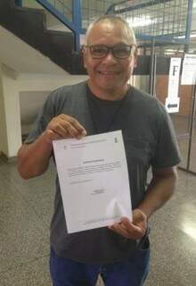 Vitorino, mostra com orgulho a matrícula no curso do Biologia. Essa foi a foto que fez sucesso no Facebook. (Foto: Kevin dos Santos)