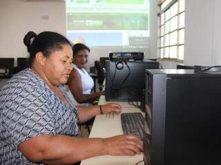 Moradoras usando alguns dos computadores da sala em Guia Lopes. (Foto: Assessoria de Comunicação)