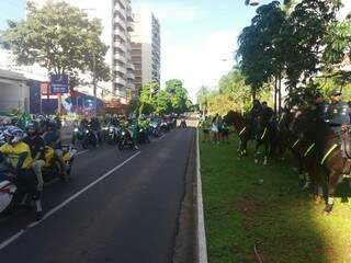 Motociclistas iniciam protesto na avenida Afonso Pena. (Foto: Antonio Marques)