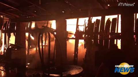 Casa pega fogo e assusta moradores em Iguatemi; curto circuito &eacute; poss&iacute;vel causa