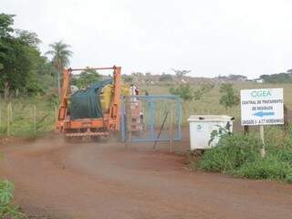 Empresa precisou improvisar acesso de caminhões ao depósito em terreno emprestados pela prefeitura (Foto: Kisie Ainoã)