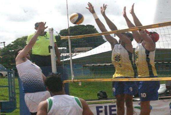 Federa&ccedil;&atilde;o inicia temporada com torneio de v&ocirc;lei de praia 4x4 na Capital 