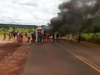 Manifestantes colocaram fogo em pneus para bloquear a pista (Foto: divulgação)
