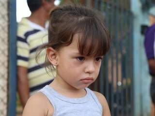 &quot;O banheiro é nojo&quot;, disse a pequena Alana, de 4 anos. (Foto: Fernando Antunes)
