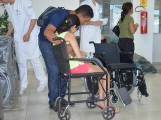Rafaela Duarte recebia hoje a primeira cadeira de rodas adaptada para ela, entregue pelo Cer (Centro Especializado de Reabilitação). (Fotos: Vanderlei Aparecido)