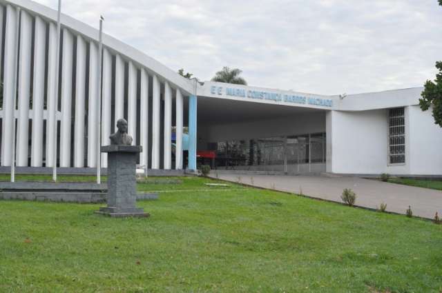 Sindicato briga por sal&aacute;rios, mas esquece respaldo a professor em sala