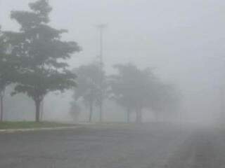 Em Ponta Porã, nevoeiro foi potencializado pelas partículas de fumaça das queimadas (Foto: Porã News)