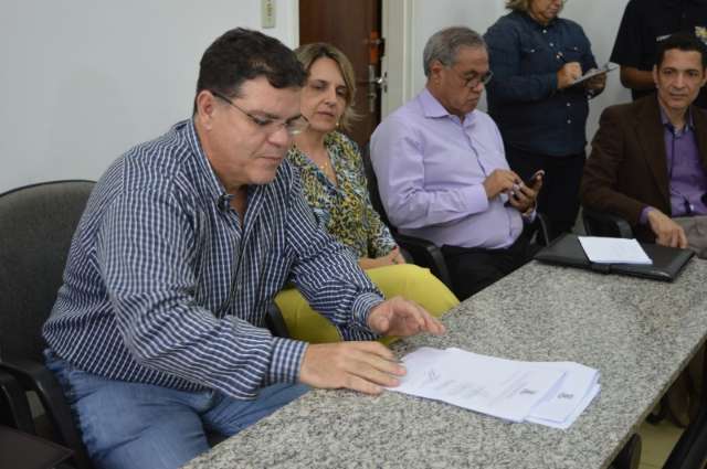 Bernal adia reuni&atilde;o com promotor que selaria reajuste para professores