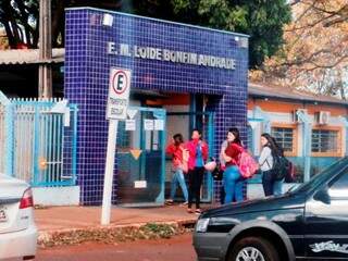 Alunos estão chegando mais tarde nas escolas municipais de Dourados por causa de greve de professores (Foto: Helio de Freitas)