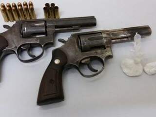 Dois homens compram armas para cobrar d&iacute;vida e s&atilde;o presos ap&oacute;s tiros na rua