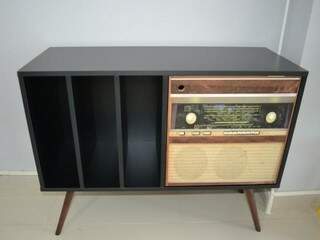 Aparador em com impressão de rádio antigo, feito no próprio MDF, sai por R$ 890,00. 