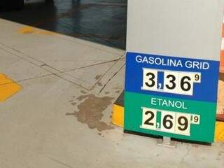 Posto Gueno da rua 13 de Maio esquina com avenida Fernando Corrêa da Costa, gasolina teve redução de R$ 0,09 e é vendida a R$ 3,36. (Foto: Renata Volpe)